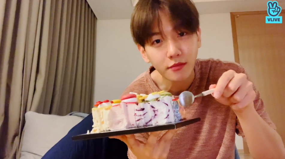 Sinh nhật V của EXO Baekhyun trực tiếp Kỷ niệm với người hâm mộ với một  chiếc bánh sinh nhật   nomnomkiyow