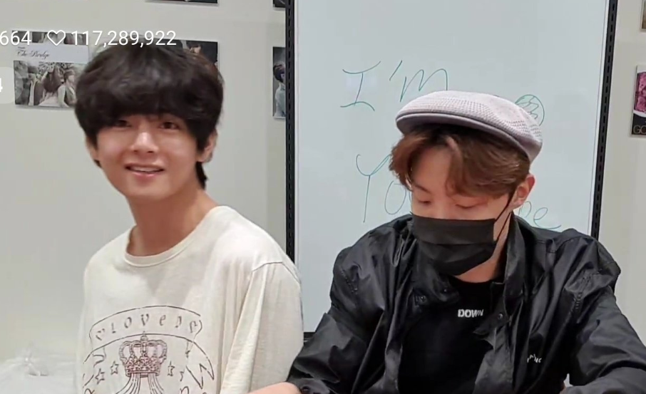 Taehyung Appears In Bts Jhope S V Live Cute Hairstyle Nomnomkiyow