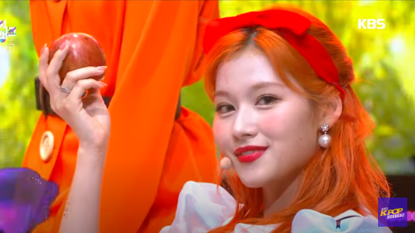 Twice Sana Cosplays As Snow White The Stage Of More More Is A Topic Nomnomkiyow